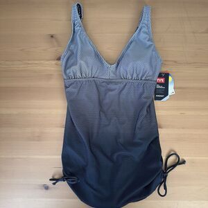 TYR Swimsuit Womens 8 Black USP 50+ Performance One Piece Skirted Swimsuit NEW